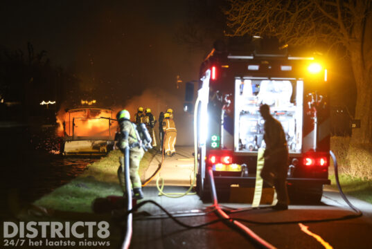Pleziervaartuig gaat in vlammen op Oostvlietweg Leidschendam