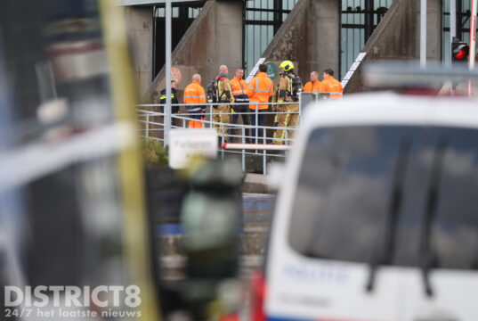 Hulpdiensten groots ingezet na penetrante geur uit afvalstapel Voltaweg Delft
