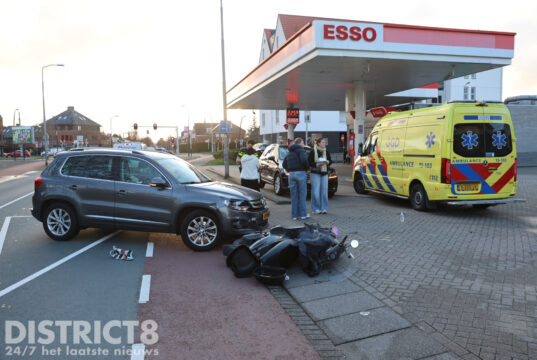Opzittenden van scooter gewond bij aanrijding Oosteinde Den Haag
