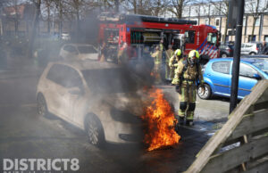 Auto vliegt net na APK in brand Pioendreef Rijswijk
