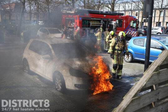 Auto vliegt net na APK in brand Pioendreef Rijswijk