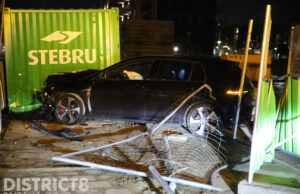 Opnieuw rijdt een automobilist door omheining van bouwterrein Neherkade Den Haag