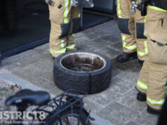 Bewoner probeert autoband door te zagen en zorgt voor uitruk brandweer Den Helderstraat Den Haag