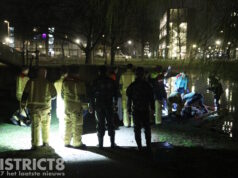 Persfotograaf en agenten redden man uit water Leyweg Den Haag