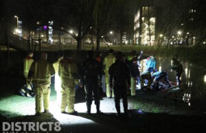 Persfotograaf en agenten redden man uit water Leyweg Den Haag