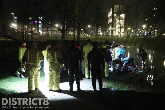 Persfotograaf en agenten redden man uit water Leyweg Den Haag