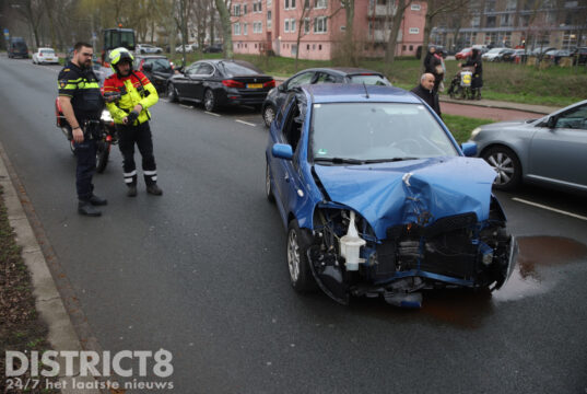 Automobilist rijdt onder invloed tegen boom aan Meppelweg Den Haag