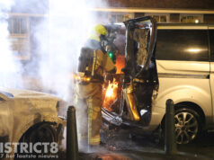 Twee geparkeerde voertuigen zwaar beschadigd na brand Capadosestraat Den Haag