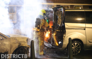 Twee geparkeerde voertuigen zwaar beschadigd na brand Capadosestraat Den Haag