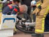 Brandweer bevrijdt beentje van kind uit fiets Friese Woudenlaan Den Haag