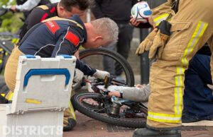 Brandweer bevrijdt beentje van kind uit fiets Friese Woudenlaan Den Haag