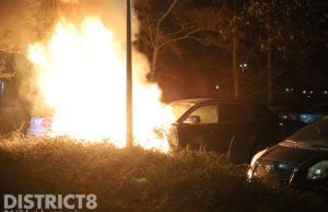 Geparkeerde auto gaat in vlammen op Dedemsvaartweg Den Haag