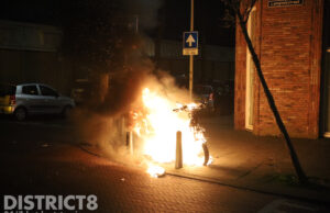 Scooter volledig uitgebrand na brand Herman Costerstraat Den Haag