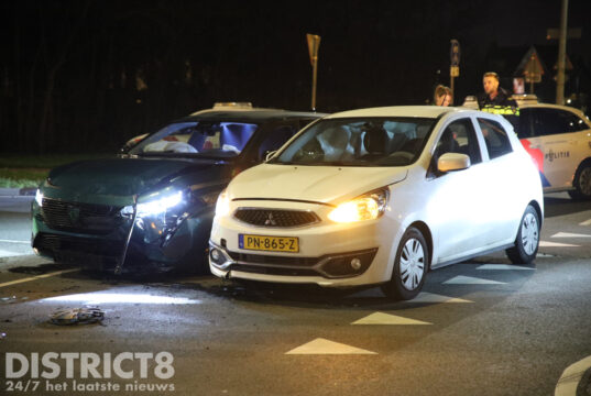 Gewonde bij aanrijding tussen twee auto’s op kruising Poeldijkseweg Den Haag