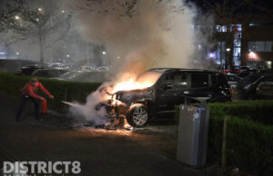 Auto ondanks eigen bluspoging zwaar beschadigd door brand Mr. P. Droogleever Fortuynweg Den Haag