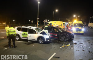 Meerdere gewonden na aanrijding tussen twee auto’s Veluweplein Den Haag