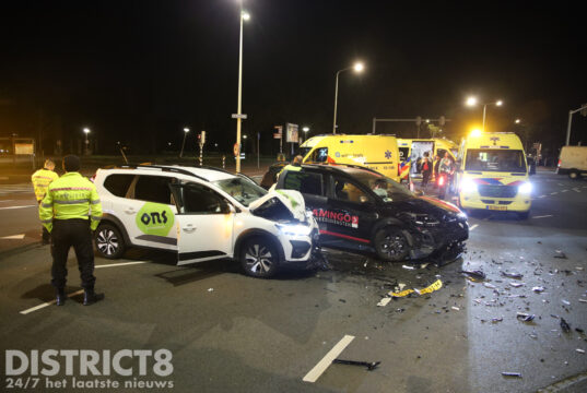 Meerdere gewonden na aanrijding tussen twee auto’s Veluweplein Den Haag