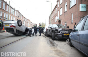Auto belandt op z’n kop; bestuurder raakt gewond Steijnlaan Den Haag