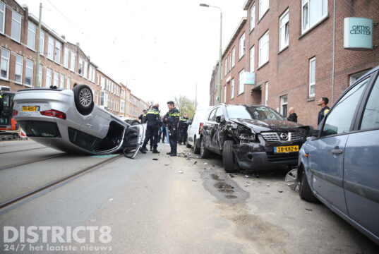 Auto belandt op z’n kop; bestuurder raakt gewond Steijnlaan Den Haag