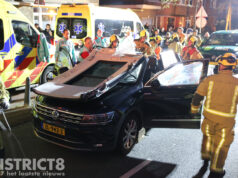 Brandweer knipt dak van auto na kop-staart aanrijding Loosduinsekade Den Haag