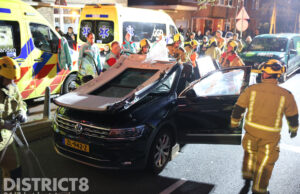 Brandweer knipt dak van auto na kop-staart aanrijding Loosduinsekade Den Haag