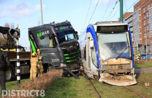 Tram ontspoord na flinke aanrijding met vrachtwagen Fluitschiplaan Den Haag
