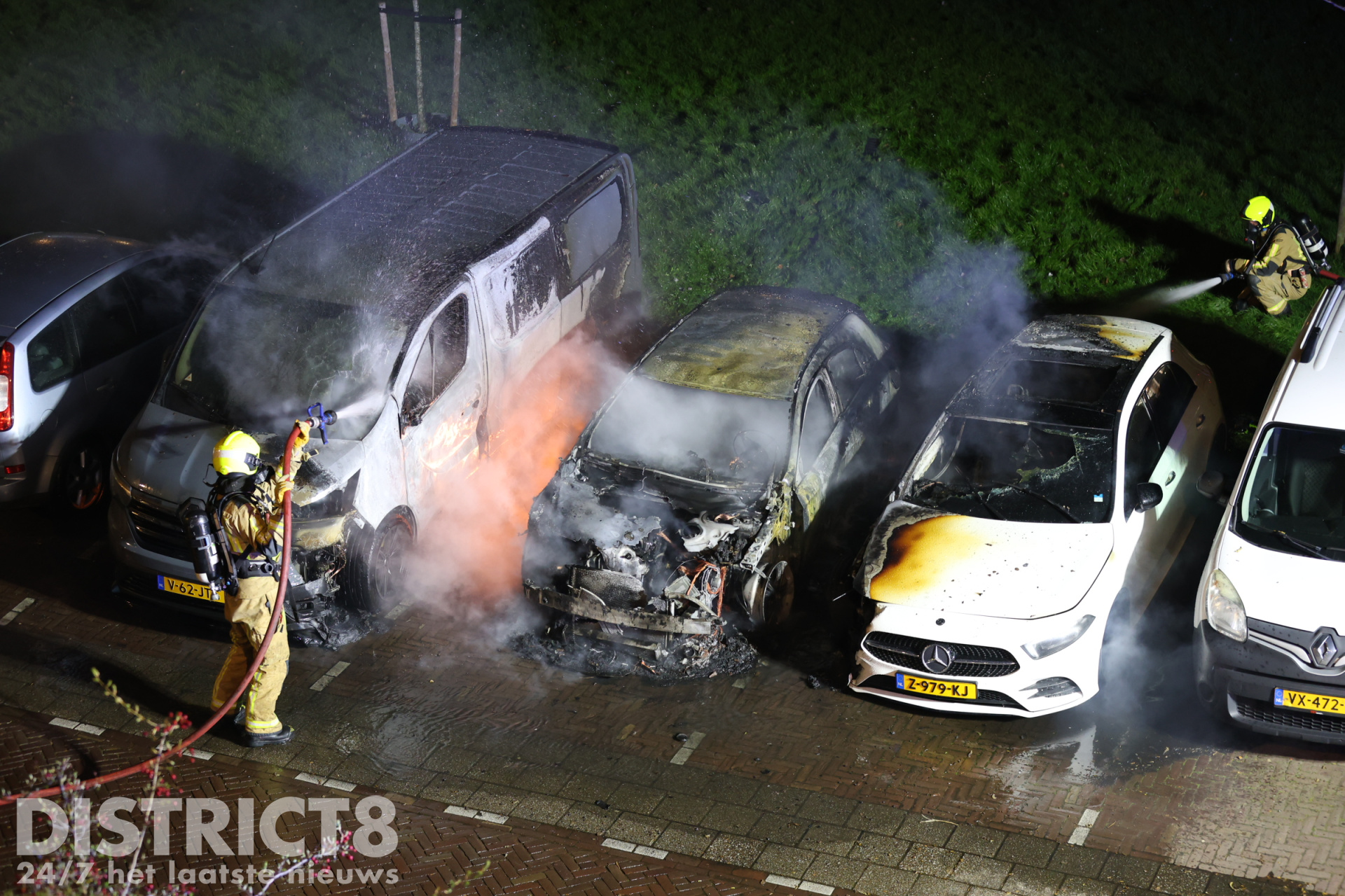 Meerdere geparkeerde voertuigen gaan in vlammen op Van der Lelijstraat Delft