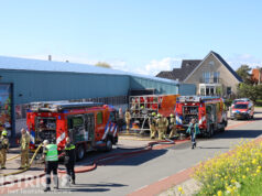 Brandweer schaalt op bij brand in schuur van kwekerij Strandweg ‘s-Gravenzande