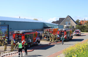 Brandweer schaalt op bij brand in schuur van kwekerij Strandweg ‘s-Gravenzande
