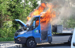 Brandweer blust felle brand in cabine van bedrijfswagen Hoogwerf Naaldwijk