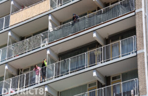 Buurmannen in actie bij brand op balkon Hengelolaan Den Haag
