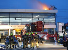 Brandweer blust brand op dak van BMW dealer De Lierseweg Wateringen