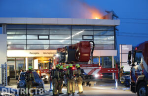 Brandweer blust brand op dak van BMW dealer De Lierseweg Wateringen