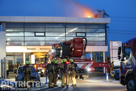 Brandweer blust brand op dak van BMW dealer De Lierseweg Wateringen
