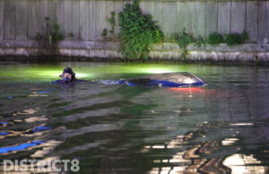 Auto raakt van dijk en raakt te water N220 Maasdijk