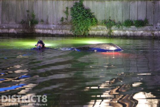 Auto raakt van dijk en raakt te water N220 Maasdijk