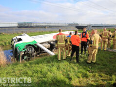 Vrachtwagen raakt van de weg en belandt in sloot Westlandroute Wateringen