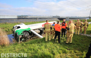 Vrachtwagen raakt van de weg en belandt in sloot Westlandroute Wateringen