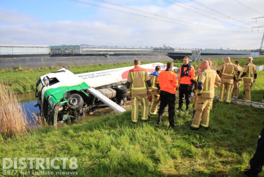 Vrachtwagen raakt van de weg en belandt in sloot Westlandroute Wateringen
