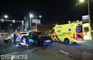 Scooterrijder gewond na botsing met auto Neherkade Den Haag