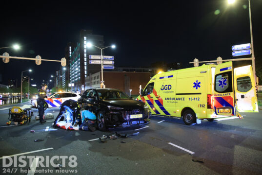 Scooterrijder gewond na botsing met auto Neherkade Den Haag
