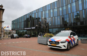 Verdachte (29) slaat met hamer in op ramen van stadskantoor Stationsplein Delft