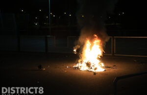 Scooter in brand gestoken op speelveldje Laan van Floris de Vijfde Nootdorp