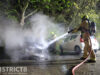Brandweer blust in brand gestoken geparkeerde auto Juniusstraat Delft