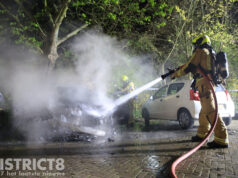 Brandweer blust in brand gestoken geparkeerde auto Juniusstraat Delft