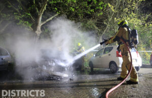 Brandweer blust in brand gestoken geparkeerde auto Juniusstraat Delft