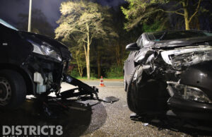 Veel schade bij nachtelijke aanrijding tussen auto en busje Erasmusweg Den Haag