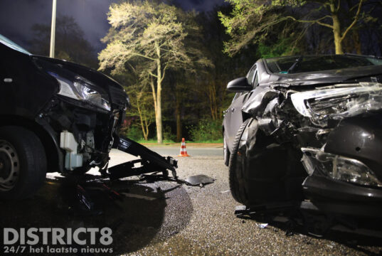 Veel schade bij nachtelijke aanrijding tussen auto en busje Erasmusweg Den Haag