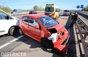 Auto klapt in vangrail na ongeval met busje A4 Rijswijk
