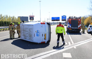 Busje belandt op z’n kant na ongeval met personenauto’s A4 Den Hoorn